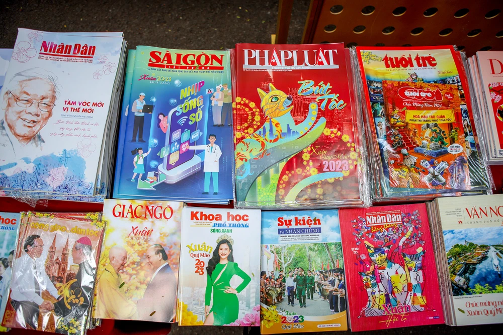 Một số ấn phẩm báo xuân 2023. Ảnh: NGUYỆT NHI