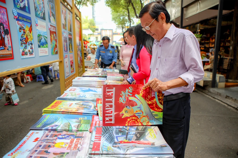 Độc giả đến đây có thể đọc báo miễn phí tại chỗ.