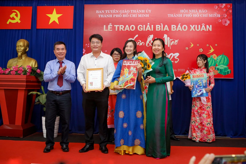 Phó tổng biên tập Đinh Đức Thọ, đại diện Báo Pháp Luật TP.HCM nhận giải nhì bìa báo Xuân Qúy Mão 2023. Ảnh: NGUYỆT NHI