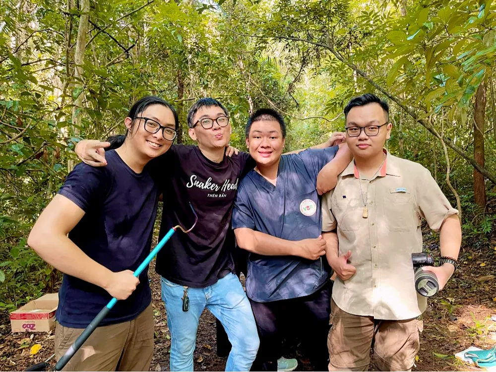 Anh Hiếu (thứ 2 từ trái qua) tham gia hoạt động thả rắn về với tự nhiên tại Khu Bảo tồn Thiên nhiên Văn hóa Đồng Nai. Hieu_kenh bo sat (1).jpg