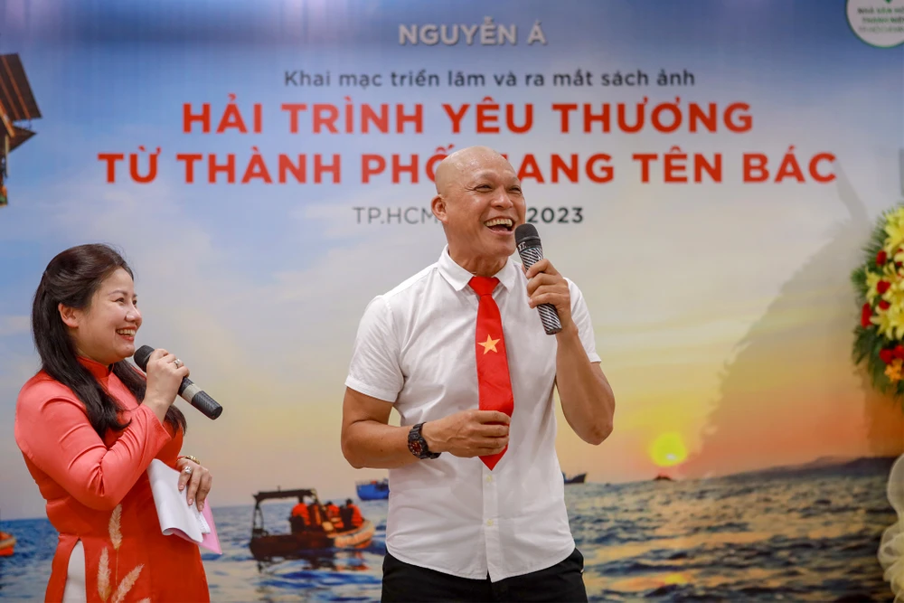 Nhiếp ảnh gia Nguyễn Á chia sẻ tại buổi triển lãm. Ảnh: NGUYỆT NHI trien-lam-hai-trinh-yeu-thuong-tu-thanh-pho-mang-ten-bac-nhiep-anh-gia-nguyen-a