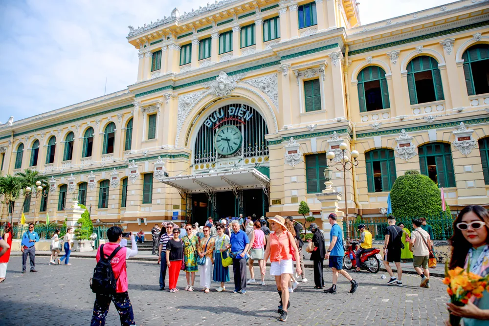 chụp ảnh áo dài tết tại Bưu điện Thành phố