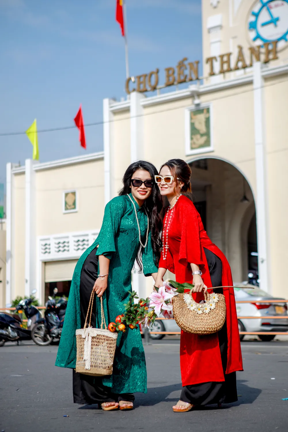 chụp ảnh áo dài tết tại chợ Bến Thành