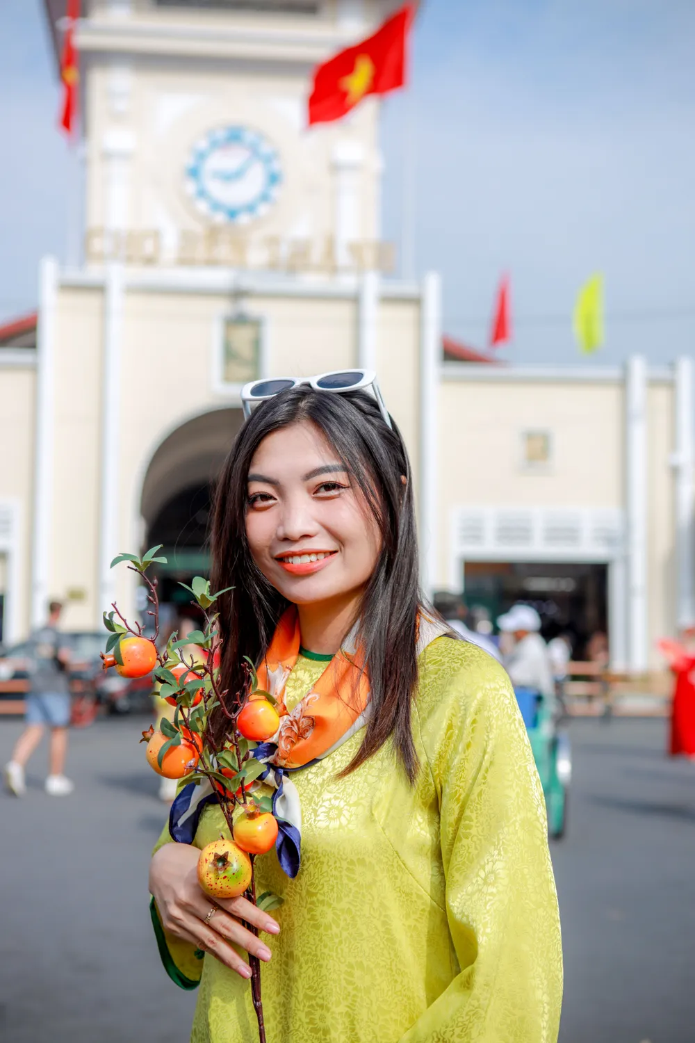 chụp ảnh áo dài tết tại chợ Bến Thành