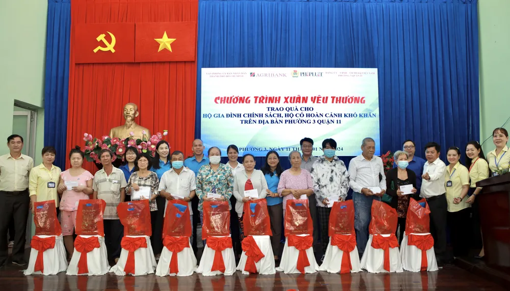 100 phần quà Tết trao cho bà con phường 3, quận 11
