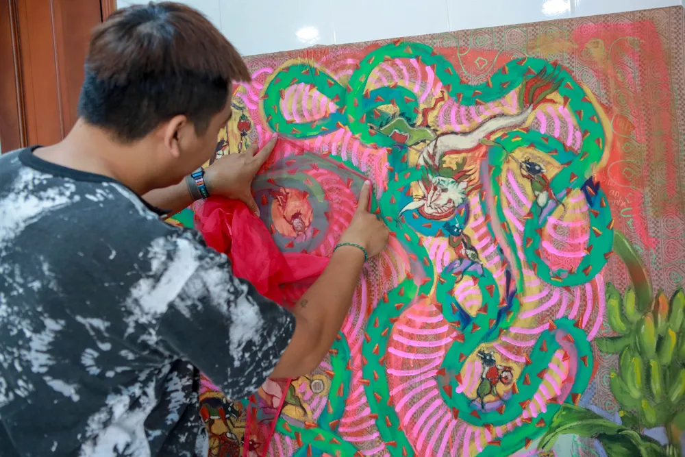 Độc lạ 'rồng bay' trên tranh vải mùng của chàng trai 9X