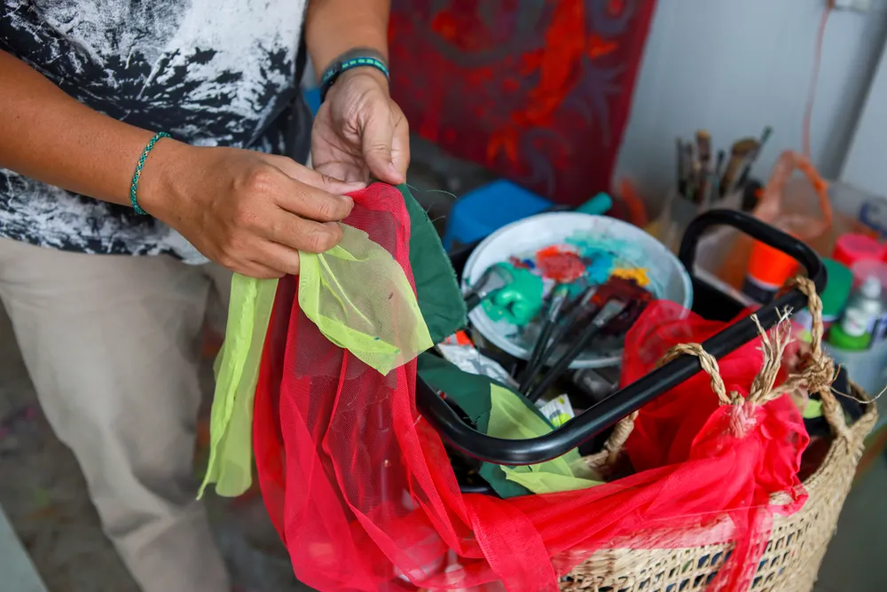 Độc lạ 'rồng bay' trên tranh vải mùng của chàng trai 9X