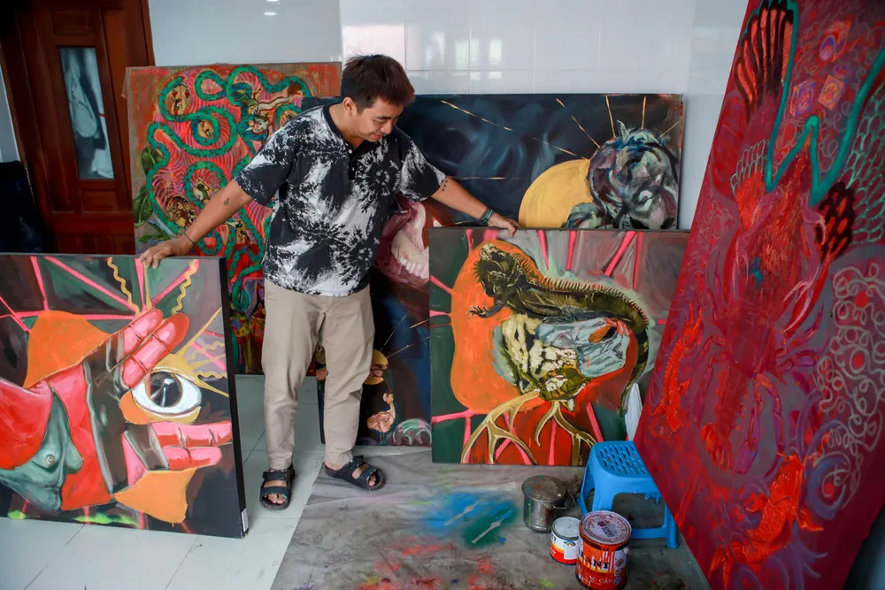 Độc lạ 'rồng bay' trên tranh vải mùng của chàng trai 9X