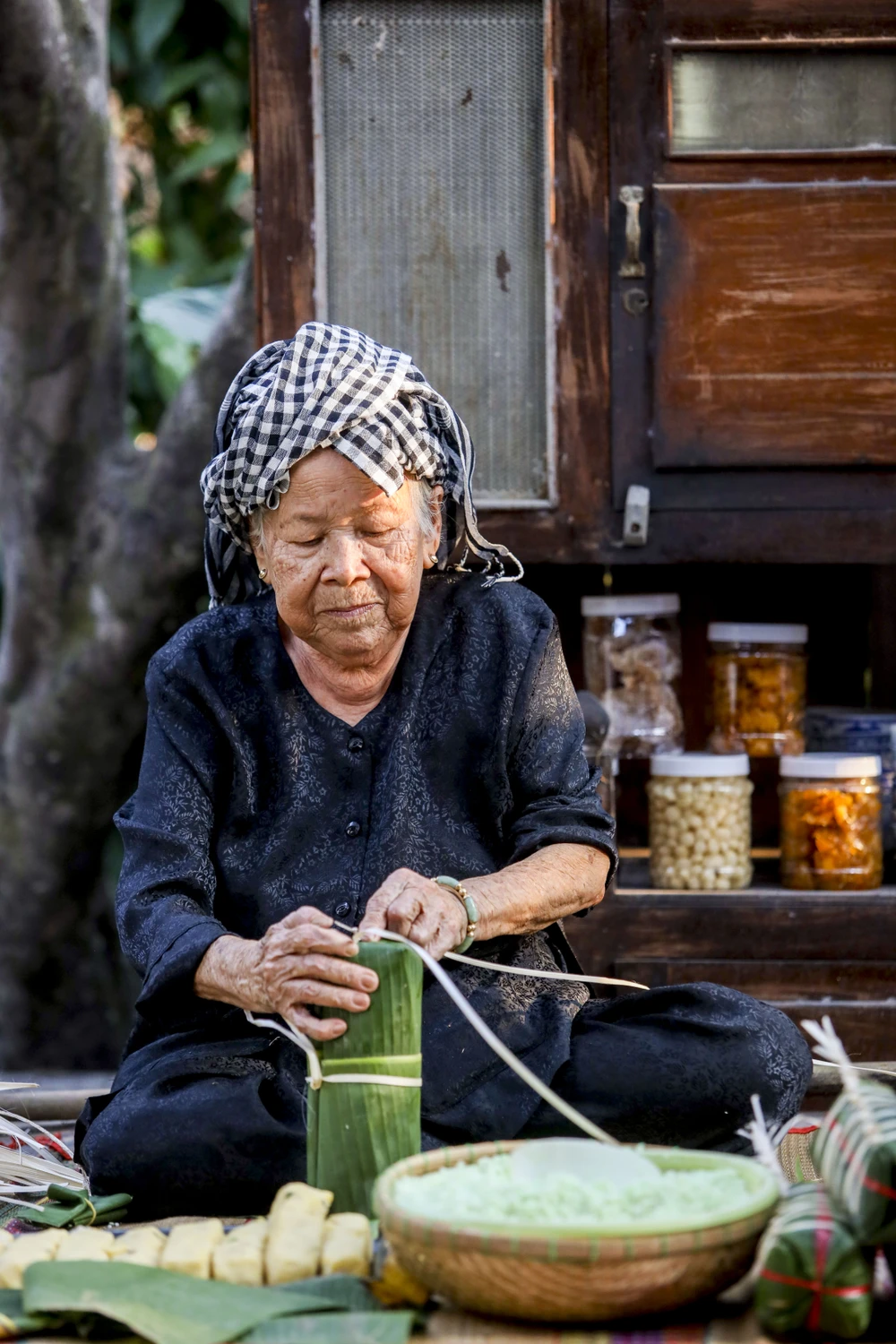 Sài Gòn: Ngoại U90 giữ lửa cho bánh tét truyền thống