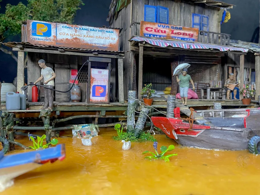 Một góc bối cảnh sông nước miền Tây trong mô hình của Khánh. Tác phẩm này được một người Việt sống ở Mỹ đặt hàng chàng trai Gen Z. Gen Z làm mô hình nhà miền tây thu nhỏ