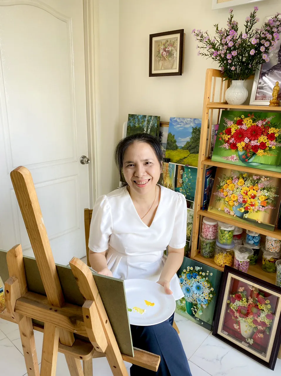 Ngắm tranh mai đào đất sét sống động như thật của người phụ nữ Sài Gòn