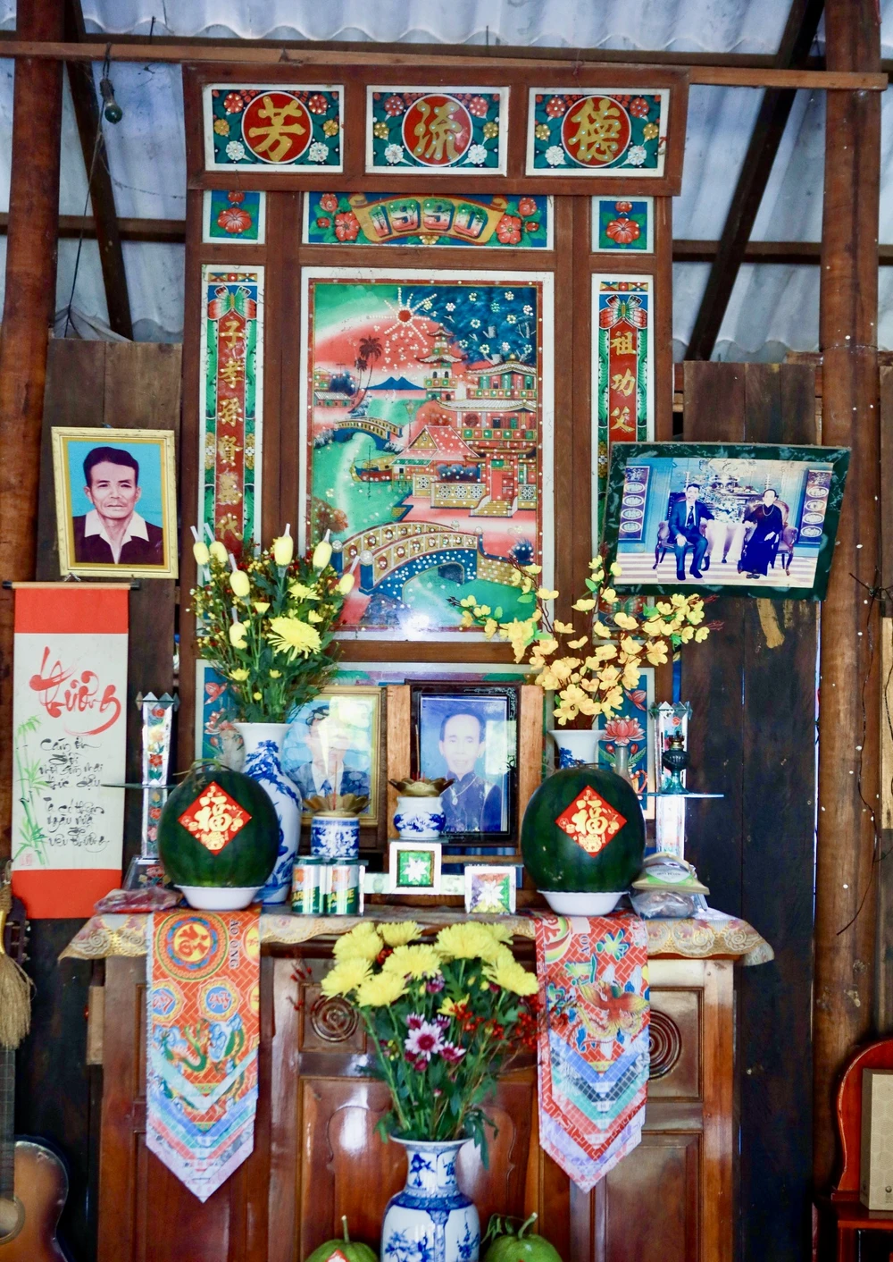 Nổi bật trên không gian bàn thờ của nhà bà Út là tấm tranh cửu huyền, có từ năm 1990. Bàn thờ gia tiên của người miền Tây ngày Tết