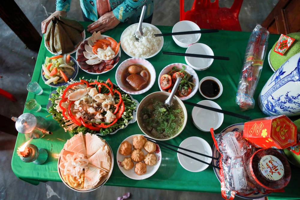 Mâm cúng rước ông bà của gia đình bà Út. ban-tho-gia-tien-cua-nguoi-mien-tay-ngay-tet-13jpg (14).jpg