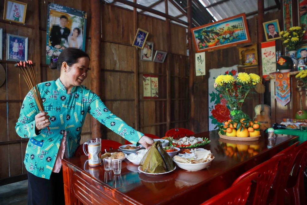 Ngày 30 Tết, bà Út dọn mâm cúng rước ông bà ban-tho-gia-tien-cua-nguoi-mien-tay-ngay-tet-13jpg (22).jpg