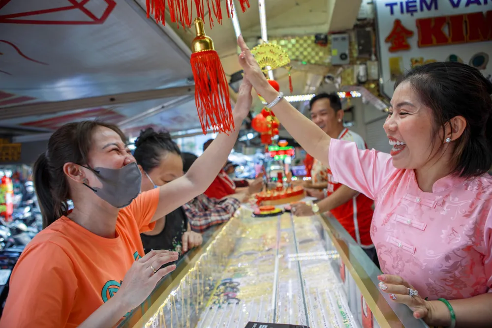 Người lao động mua vàng ngày vía Thần Tài, mong làm ăn thuận lợi.