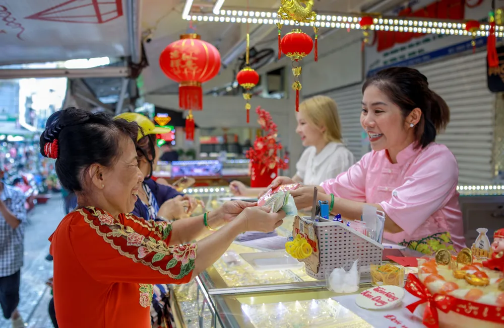 Người lao động mua vàng ngày vía Thần Tài, mong làm ăn thuận lợi.