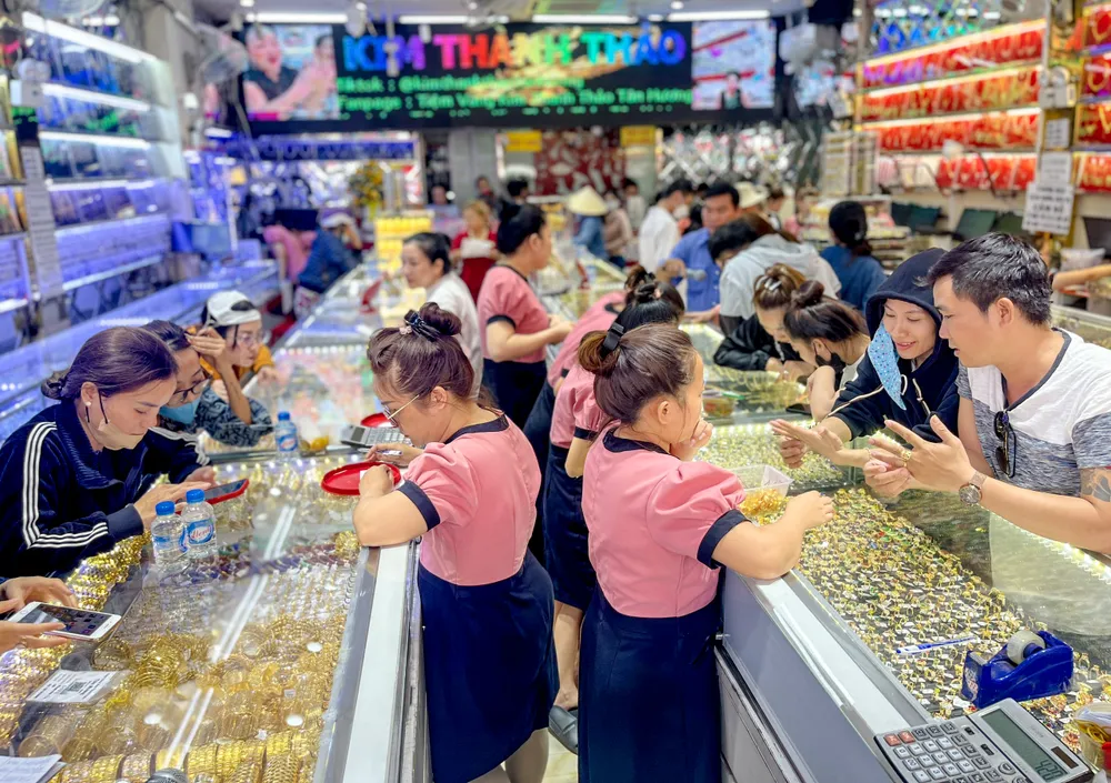 Người lao động mua vàng ngày vía Thần Tài, mong làm ăn thuận lợi.