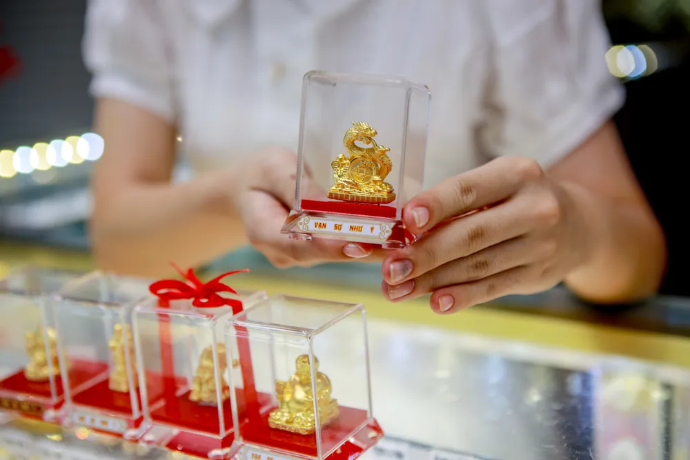 Người lao động mua vàng ngày vía Thần Tài, mong làm ăn thuận lợi.