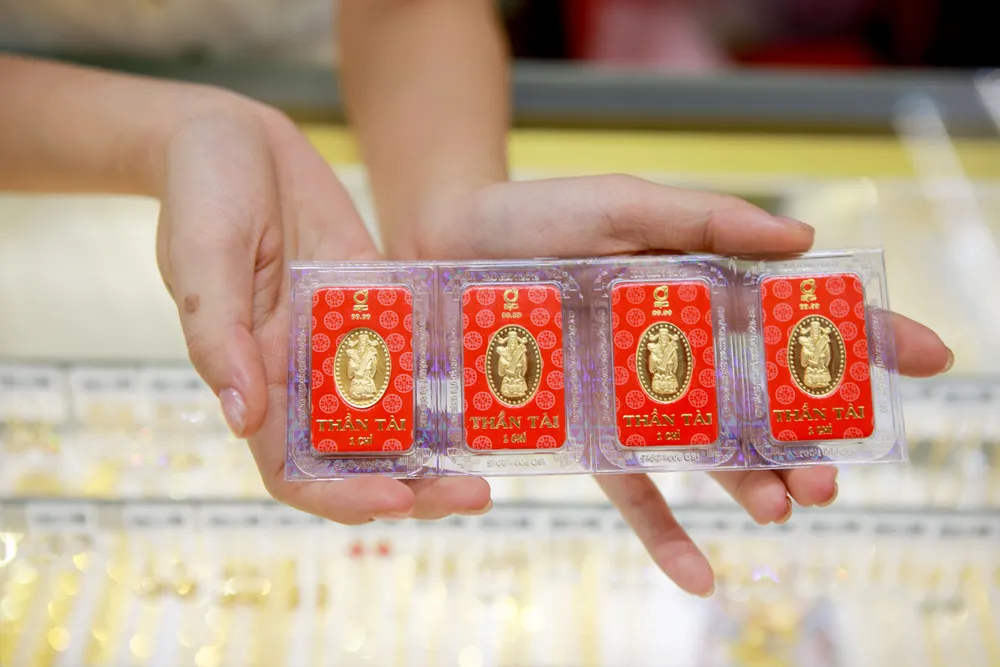 Người lao động mua vàng ngày vía Thần Tài, mong làm ăn thuận lợi.