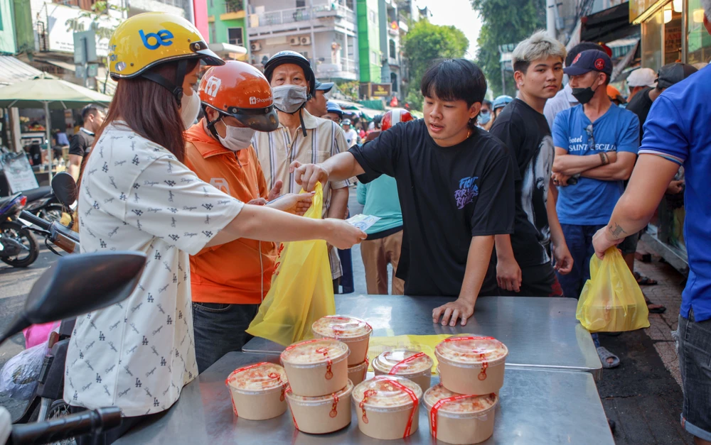 Người dân TP.HCM xếp hàng dài mua vịt quay ngày vía Thần Tài