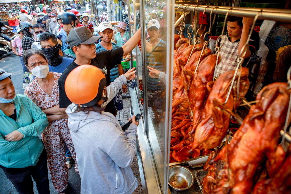 Người dân TP.HCM xếp hàng dài mua vịt quay ngày vía Thần Tài