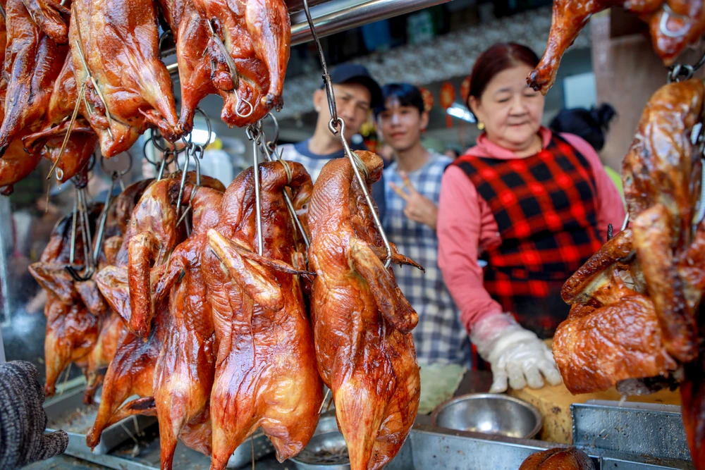 Người dân TP.HCM xếp hàng dài mua vịt quay ngày vía Thần Tài