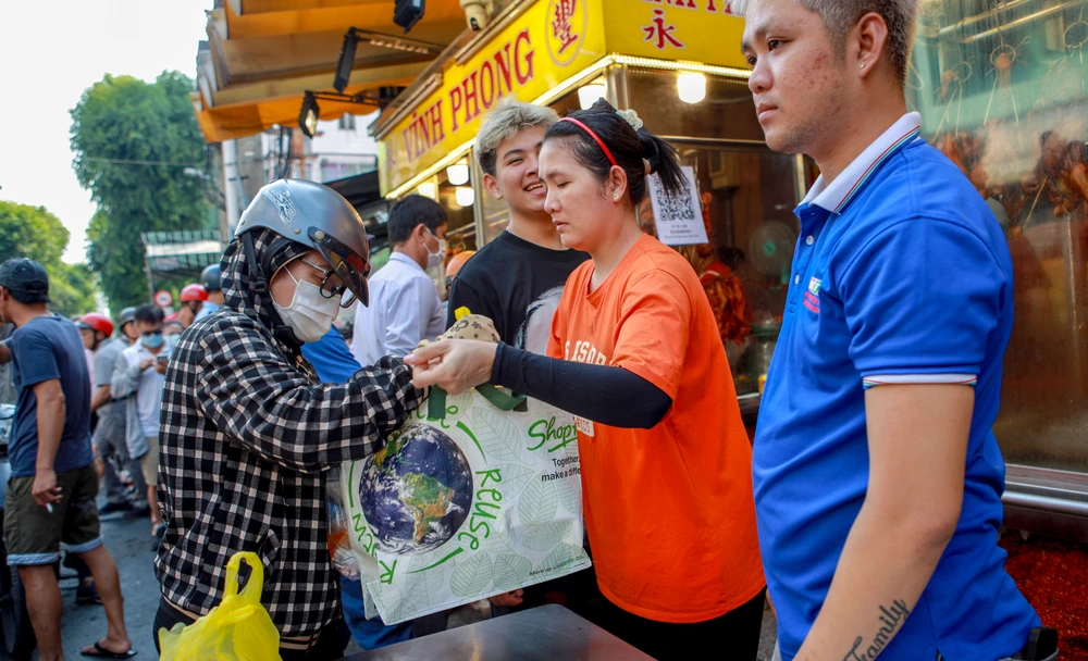 Người dân TP.HCM xếp hàng dài mua vịt quay ngày vía Thần Tài