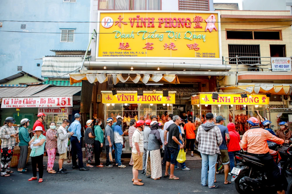 Người dân TP.HCM xếp hàng dài mua vịt quay ngày vía Thần Tài