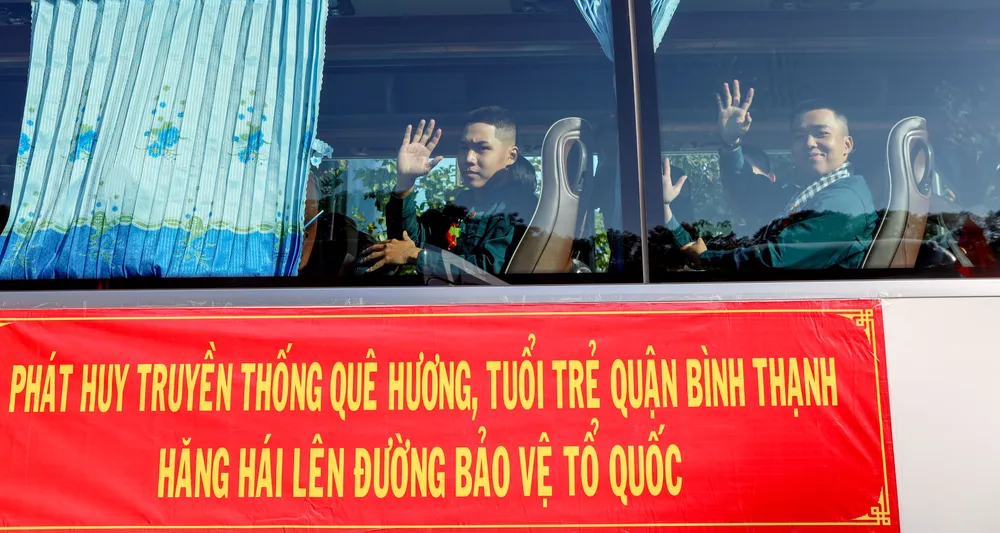 Khoảnh khắc tân binh rạng rỡ lên đường nhập ngũ