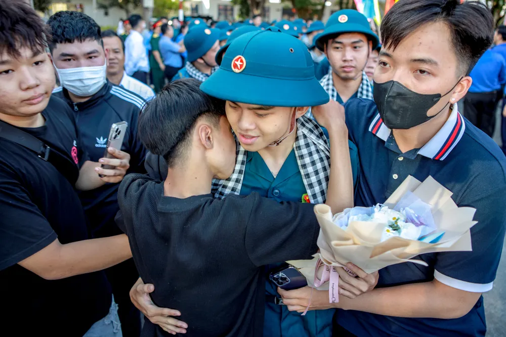 Khoảnh khắc tân binh rạng rỡ lên đường nhập ngũ