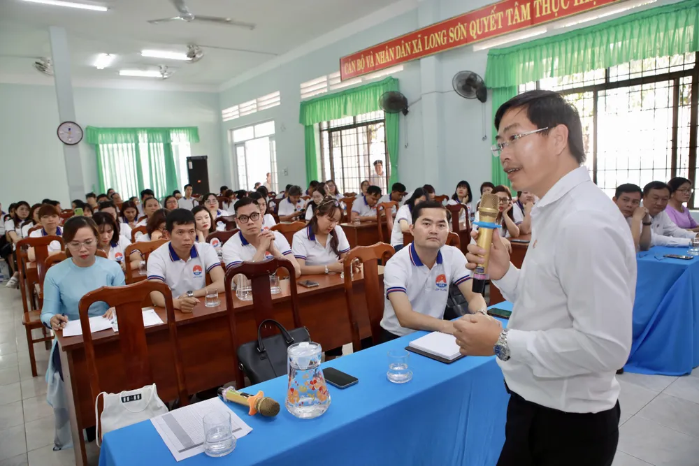 Cán bộ trẻ Học viện Cán bộ TP.HCM tìm hiểu, gợi mở những góc nhìn phát triển xã đảo Long Sơn