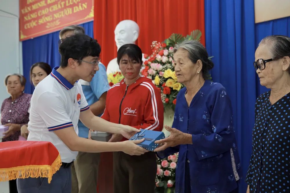 Cán bộ trẻ Học viện Cán bộ TP.HCM tìm hiểu, gợi mở những góc nhìn phát triển xã đảo Long Sơn