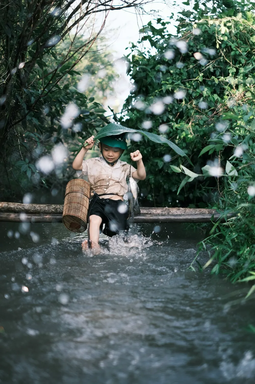 Ông bố trẻ tặng con bộ ảnh mùa hè, xem qua ai cũng muốn một vé đi tuổi thơ