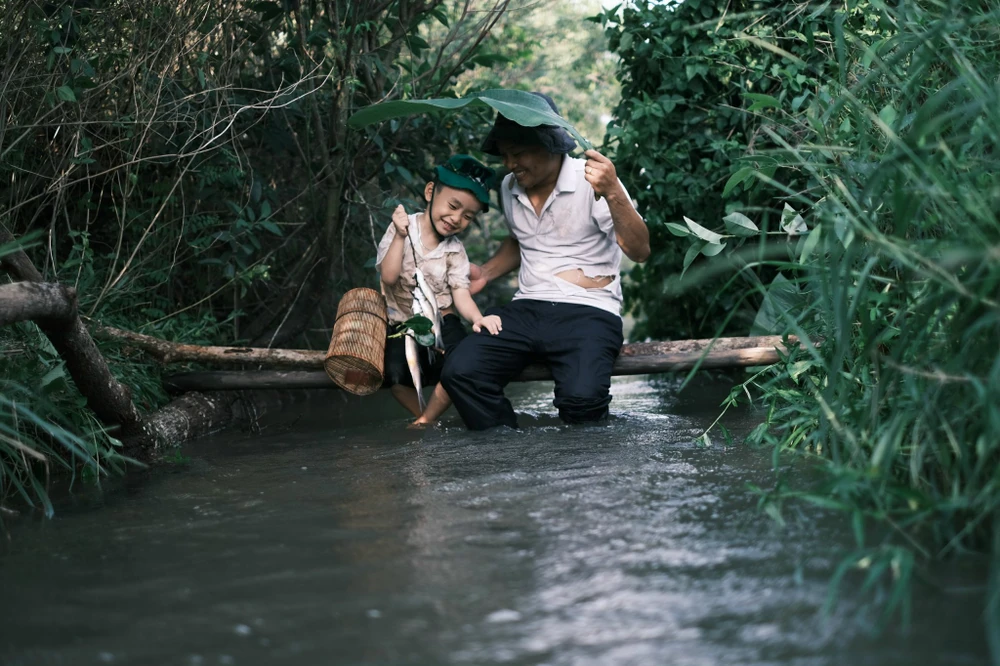 Ông bố trẻ tặng con bộ ảnh mùa hè, xem qua ai cũng muốn một vé đi tuổi thơ
