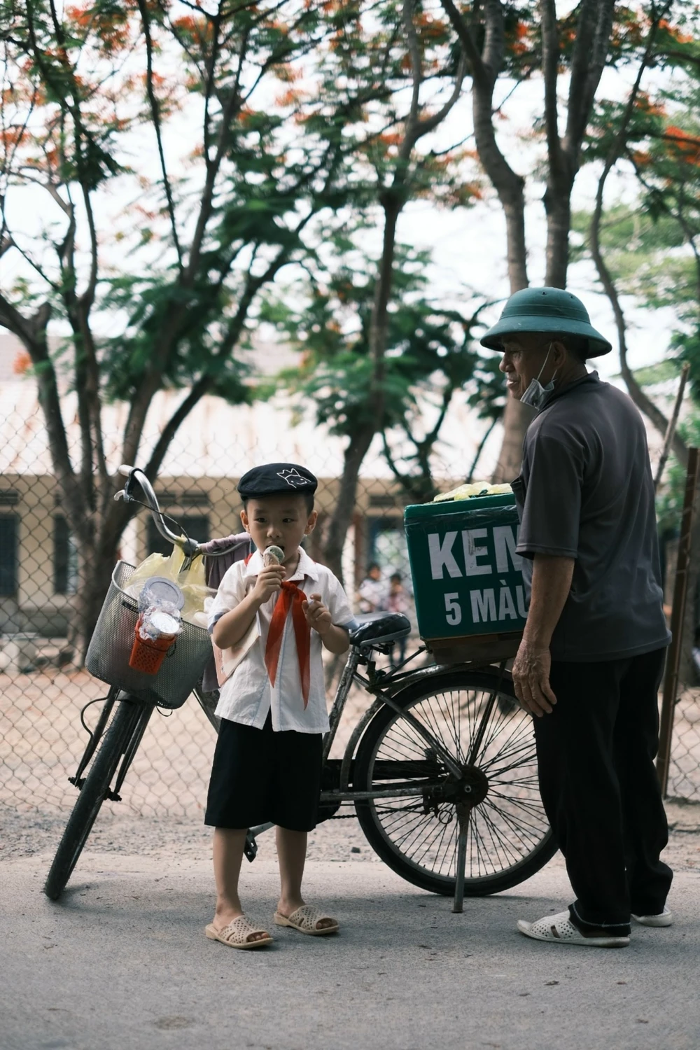 Ông bố trẻ tặng con bộ ảnh mùa hè, xem qua ai cũng muốn một vé đi tuổi thơ