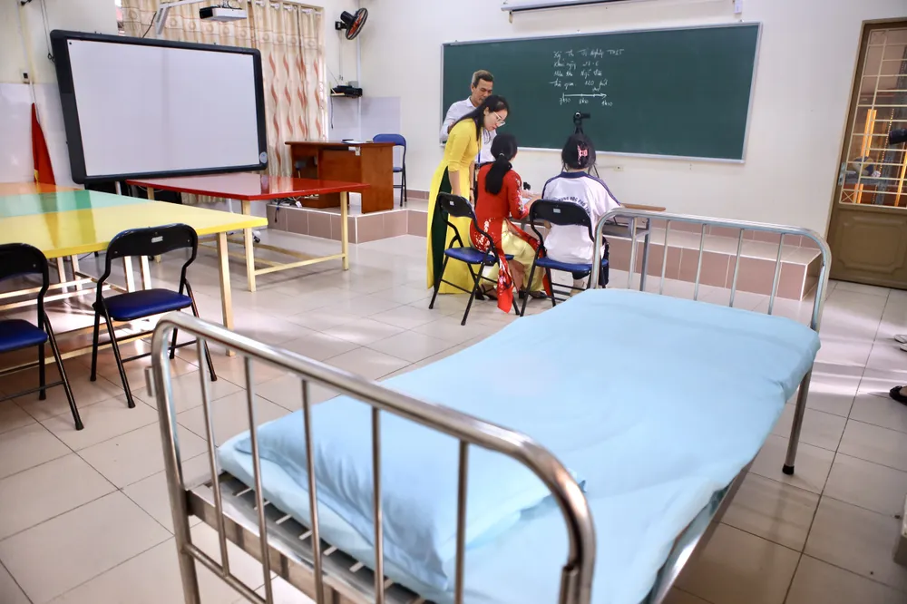 Điểm thi bố trí phòng thi riêng gần phòng y tế và có giường nằm cho thí sinh Yến Nhi. Ảnh: NGUYỆT NHI Kì thi Tốt nghiệp THPT 2024: Thí sinh đặc biệt được cán bộ túc trực để viết bài hộ