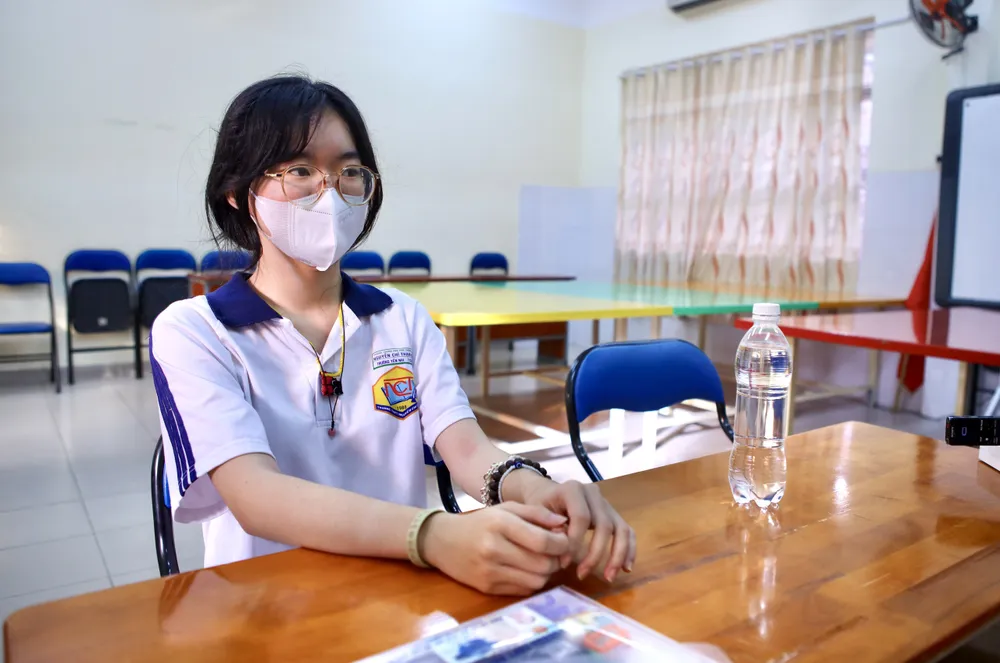 Thí sinh Nguyễn Yến Nhi trong phòng riêng tại điểm thi trường THPT Nguyễn Chí Thanh. Ảnh: NGUYỆT NHI Kì thi Tốt nghiệp THPT 2024: Thí sinh đặc biệt được cán bộ túc trực để viết bài hộ