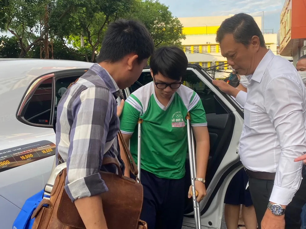 Thí sinh Vũ Mạnh Huy, trường THPT Lê Qúy Đôn, quận 3, TP.HCM, bị tai nạn xe gãy cổ chân vào ngày hôm qua (26-6), được hỗ trợ đưa từ TP Thủ Đức đến điểm thi trường THCS Colette quận 3. Mạnh Huy được điểm thi bố trí phòng thi riêng ở tầng trệt để dễ di chuyển. Ảnh: DI LINH thi-tot-nghiep-thpt-2024 (4).jpg