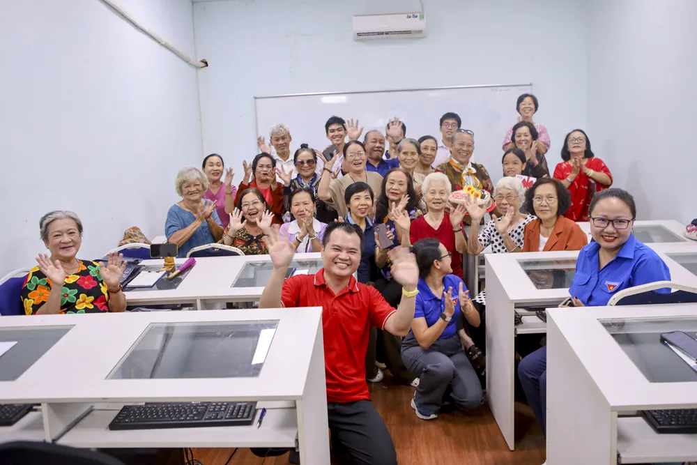 Lớp học đặc biệt của các cụ luôn rộn ràng niềm vui. Ảnh: NGUYỆT NHI hoc-dung-dien-thoai-11.jpg
