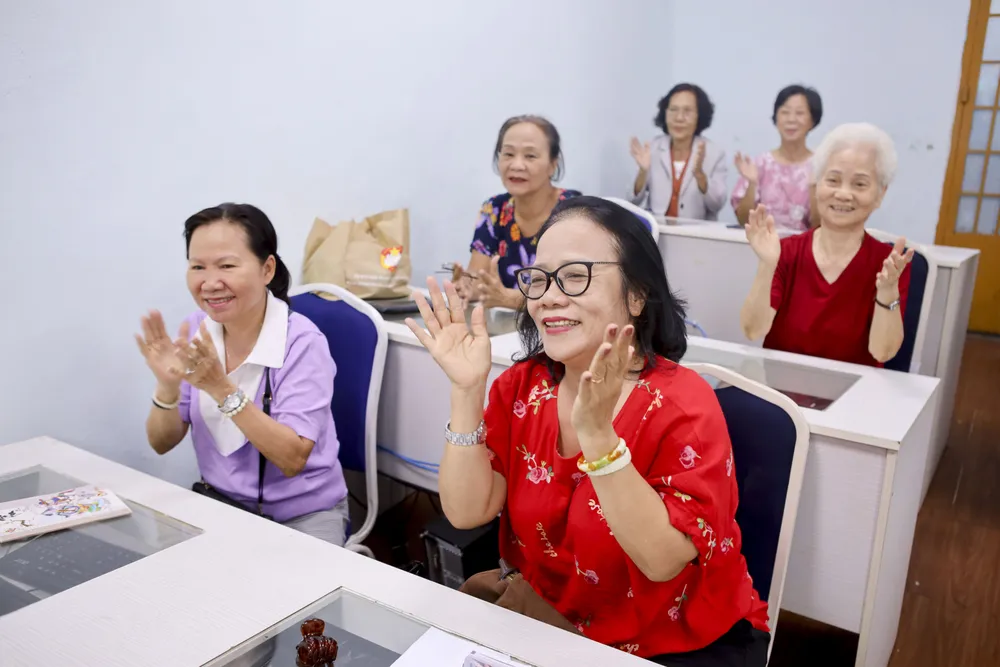 Khi tới lớp ai nấy cũng đều rạng rỡ, nói cười như đang được trở lại thời thanh xuân. Ảnh: NGUYỆT NHI hoc-dung-dien-thoai-12.jpg