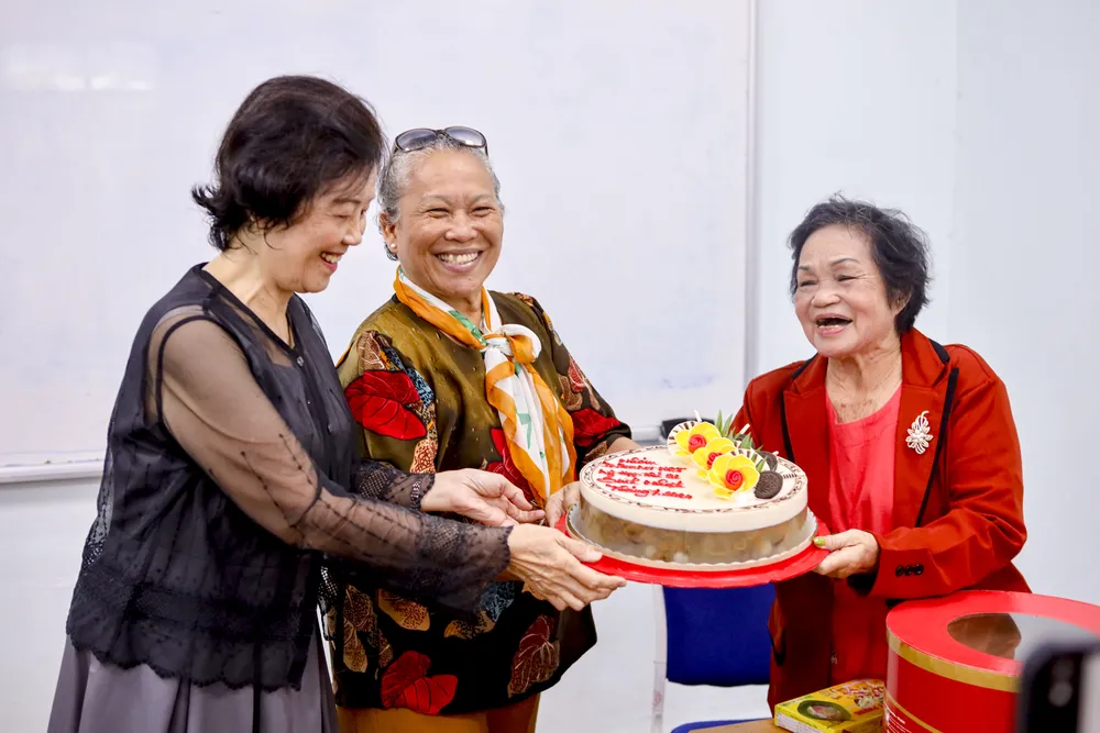 Lớp thường xuyên sẽ tổ chức sinh nhật cho các cụ có ngày sinh trong tháng. Ảnh: NGUYỆT NHI hoc-dung-dien-thoai-13.jpg