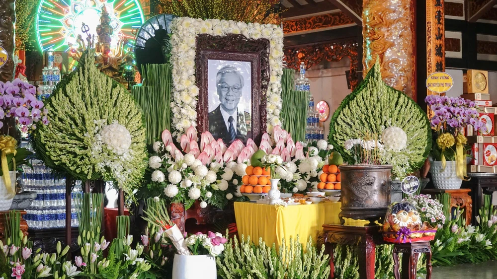Di ảnh của Tổng Bí thư Nguyễn Phú Trọng được đặt tại điện chính, trang nghiêm thể hiện sự kính trọng, biết ơn sâu sắc của người dân TP.HCM với vị Lãnh đạo tài đức. Tổng Bí thư Nguyễn Phú Trọng