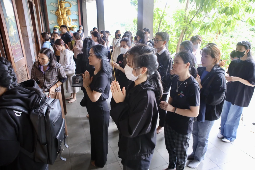 Nhiều bạn trẻ mặc áo sẫm màu, sắp hàng trang nghiêm lần lượt vào viếng Tổng bí thư Nguyễn Phú Trọng. Tổng Bí thư Nguyễn Phú Trọng