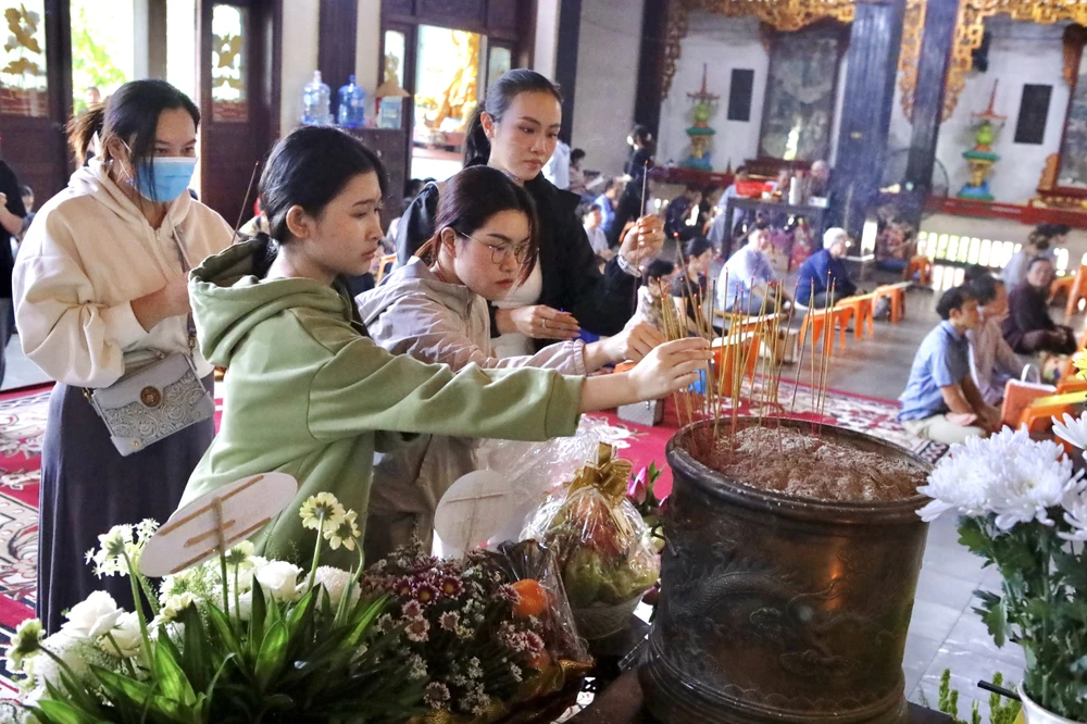 Bằng tất cả sự kính trọng, các bạn trẻ bày tỏ niềm tiếc thương vô hạn trước sự ra đi của Tổng Bí thư. Tổng Bí thư Nguyễn Phú Trọng
