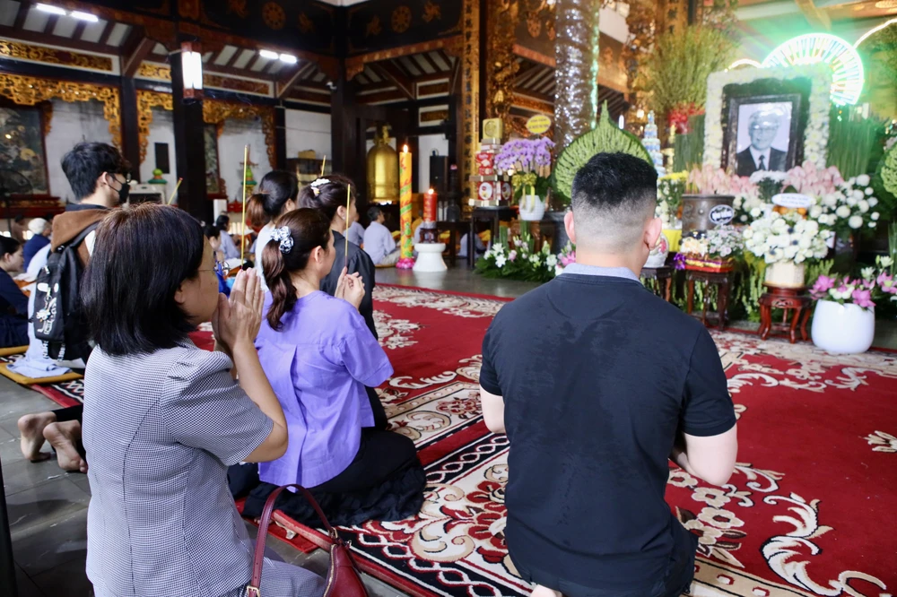 Người dân thắp hương, tỏ lòng thành kính với vị lãnh đạo tài năng, đã tận hiến cả cuộc đời vì Đảng, vì Tổ quốc, vì nhân dân. Tổng Bí thư Nguyễn Phú Trọng