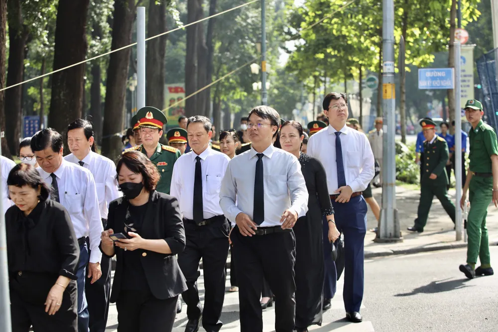 Các đại biểu, người dân với trang phục nghiêm trang đến viếng Tổng Bí thư. Ảnh: NGUYỆT NHI CAA7A99E-49B1-4BE5-87AB-4CAE1E910EB4.jpeg