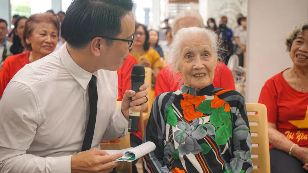 “Cô dâu Điện Biên” - GS. Bác sĩ Nguyễn Thị Ngọc Toản giao lưu tại buổi triển lãm. Ảnh: PHƯỚC HUỆ Triển lãm ảnh 70 năm Điện Biên Phủ của Nhiếp ảnh gia Nguyễn Á