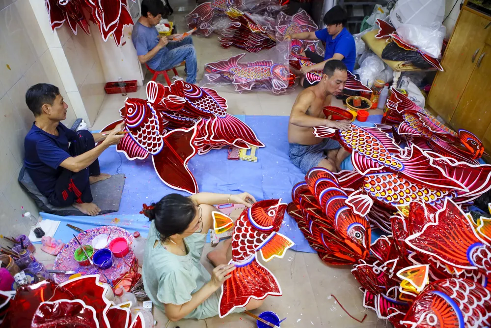 Gia đình ông Nguyễn Trọng Thành quận 11 có kinh nghiệm làm đèn trung thu truyền thống hơn 50 năm. Ảnh: NGUYỆT NHI Nghệ nhân xóm lồng đèn Phú Bình: Đèn con cá hút hàng Tết Trung thu