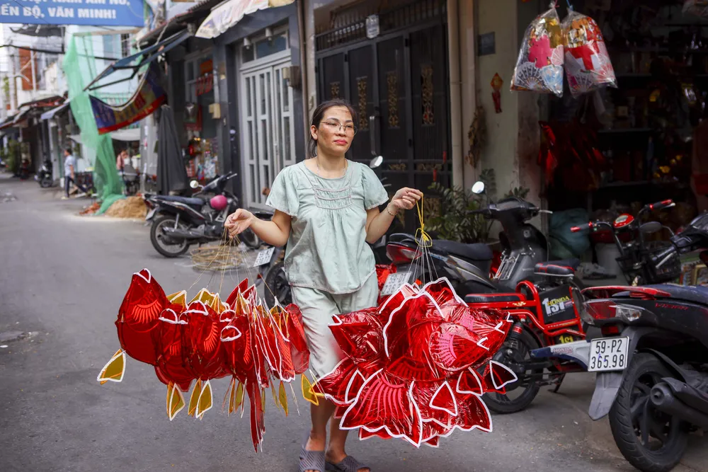 Người dân Phú Bình tất bật chuẩn bị hàng phục vụ thị trường Tết Trung thu. Ảnh: NGUYỆT NHI Tet-trung-thu (2).jpg