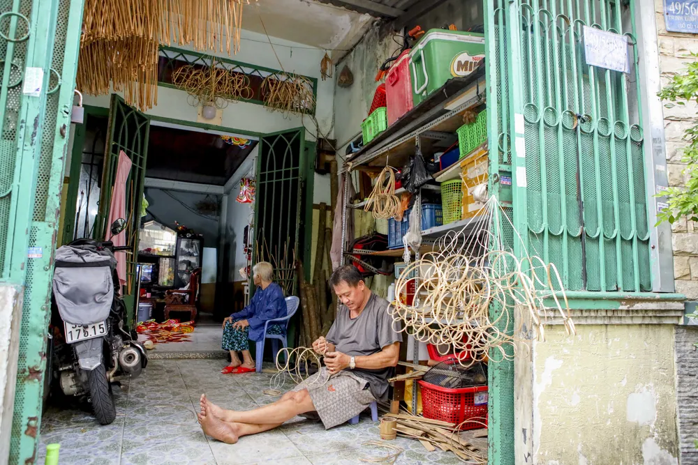 Những ngày này, các hộ gia đình làm lồng đèn truyền thống đang vào gia đoạn cao điểm để chuẩn bị hàng cho Tết Trung thu. Ảnh: NGUYỆT NHI Nghệ nhân xóm lồng đèn Phú Bình: Đèn con cá hút hàng Tết Trung thu